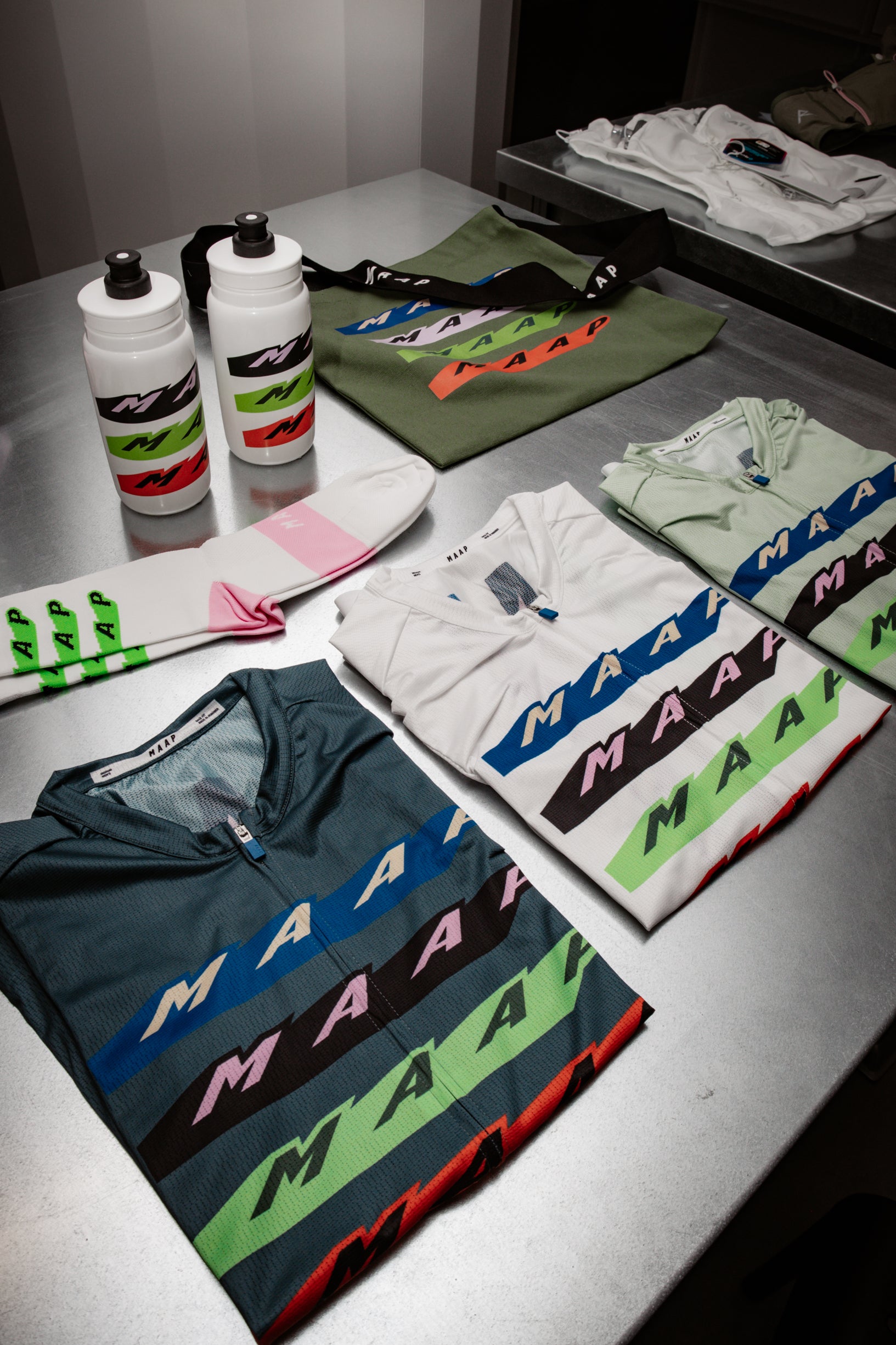 Satisfy SilverShell Lobster Over Mitt - Silver – Le Club