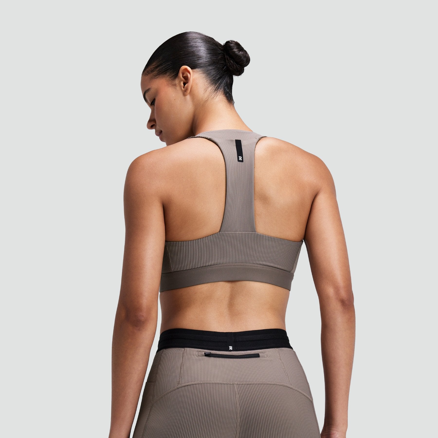 Women's Striped Cadence™ Scoop Neck T-Back Run Bra - Concrete Taupe / Cocoa