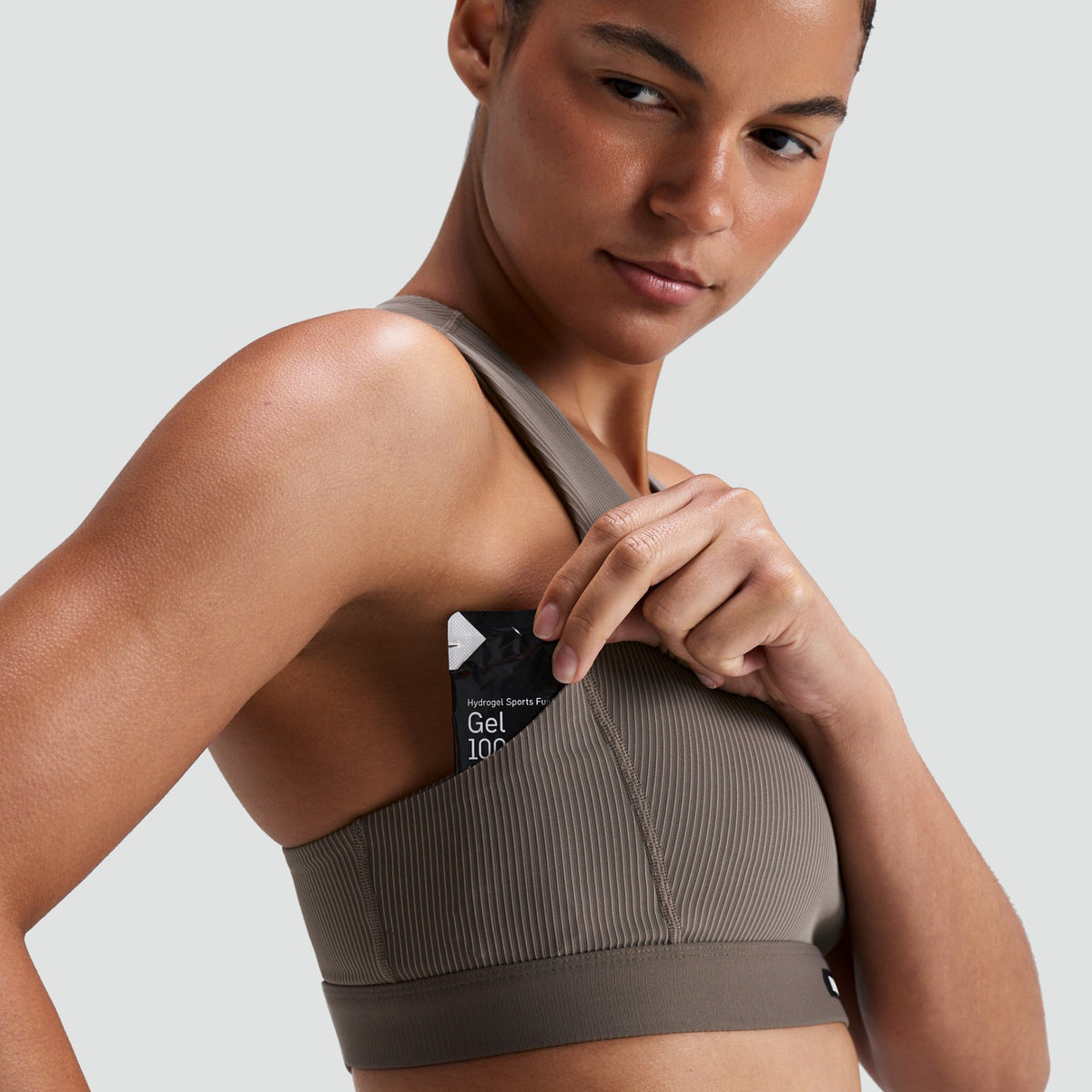 Women's Striped Cadence™ Scoop Neck T-Back Run Bra - Concrete Taupe / Cocoa